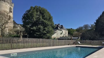 Een buitenzwembad en een verwarmd zwembad