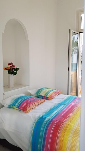 1 bedroom, iron/ironing board, travel crib, free WiFi - Laurie's Dream - Fabulous All-Season Beachfront Getaway in Beautiful Menton (Menton)