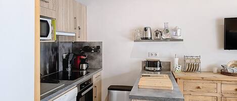 Réfrigérateur, micro-ondes, four, plaque de cuisson