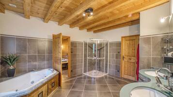Ensemble douche/baignoire, sĂšche-cheveux, serviettes fournies, savon