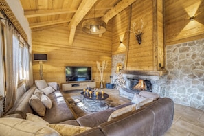 Una Smart TV, una chimenea, un reproductor de DVD, libros