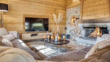 Smart TV, lareira, DVD player, livros