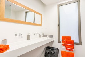 Dusche, Haartrockner, Handtücher