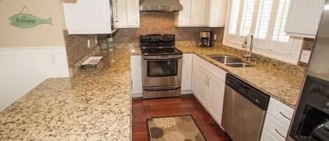 ثلاجة، ميكروويف، فرن، موقد طهي مسطح