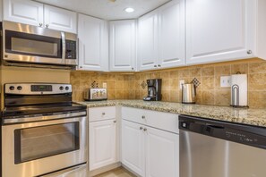 Fridge, microwave, oven, stovetop - Amazing Villa with Extra Large Heated Pool ! 50% off Regular Rates! (Sarasota)