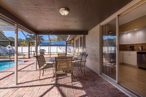 Outdoor dining - Amazing Villa with Extra Large Heated Pool ! 50% off Regular Rates! (Sarasota)