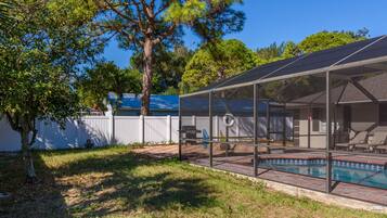 Alberca al aire libre y alberca climatizada