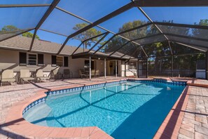 Alberca al aire libre y alberca climatizada