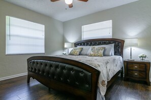 3 bedrooms, iron/ironing board, WiFi, bed sheets - Amazing Villa with Extra Large Heated Pool ! 50% off Regular Rates! (Sarasota)