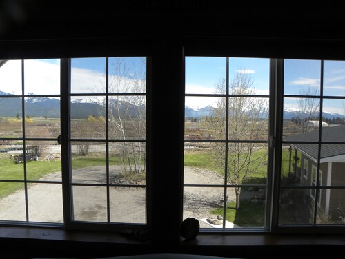 Beautiful apartment near Glacier Park, Flathead Lake, skiing, and hiking.