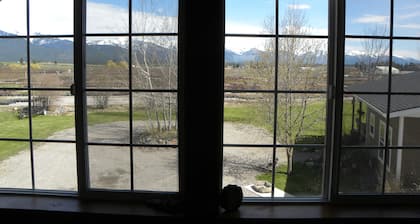 Beautiful apartment near Glacier Park, Flathead Lake, skiing, and hiking.