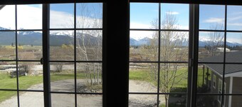 Beautiful apartment near Glacier Park, Flathead Lake, skiing, and hiking.