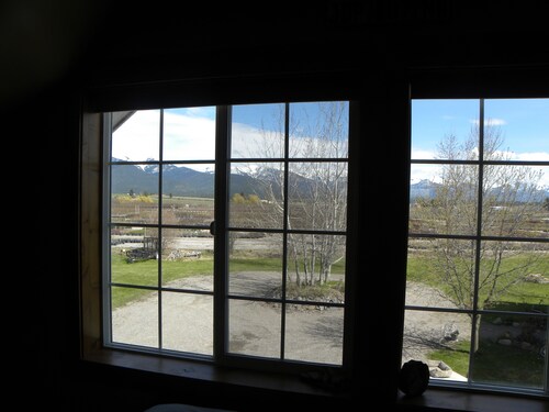 Beautiful apartment near Glacier Park, Flathead Lake, skiing, and hiking.