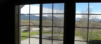 Beautiful apartment near Glacier Park, Flathead Lake, skiing, and hiking.