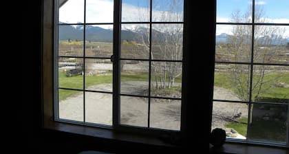 Beautiful apartment near Glacier Park, Flathead Lake, skiing, and hiking.