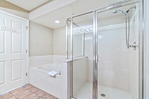Combined shower/tub, towels