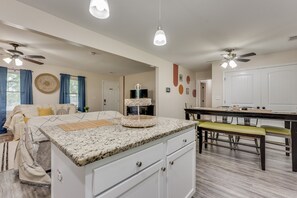 Fridge, microwave, oven, stovetop - Lux Boho Chic! 6 mins to Airport 10 mins to downtown Atlanta. (East Point)
