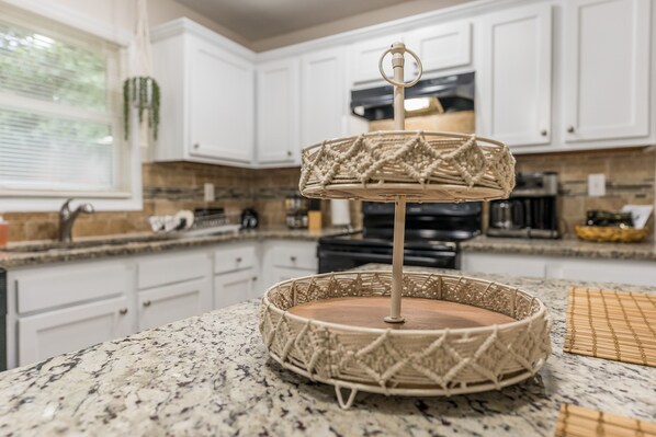 Fridge, microwave, oven, stovetop - Lux Boho Chic! 6 mins to Airport 10 mins to downtown Atlanta. (East Point)