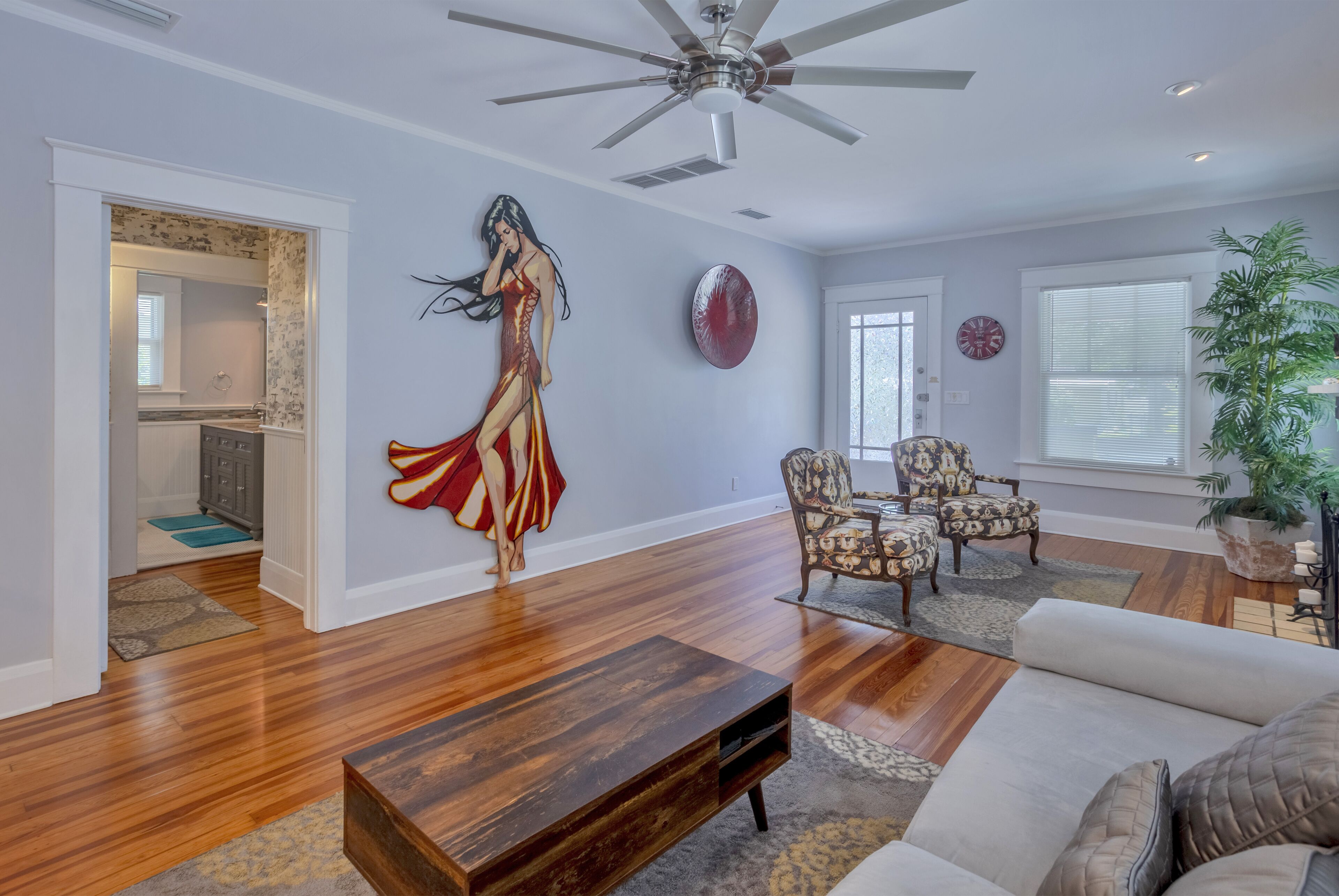 Spectacular and modern 2 bedroom/1 bath/sleep sofa/sleeps 6.