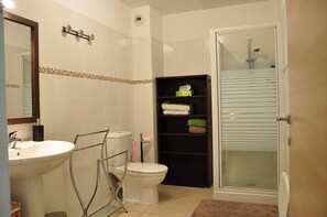 Serviettes fournies, savon, papier de toilette