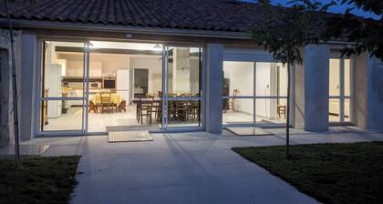 Grand gĂźte pour 11 personnes, 5 chambres, proche de La Rochelle