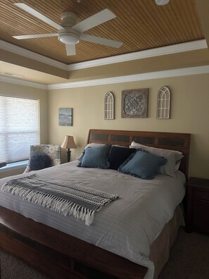 3 soverom, strykejern/-brett, wi-fi (mot et tillegg) og sengetøy