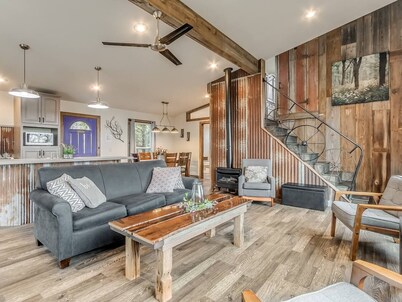 Spacious Lakeview Treehouse for Families & Couples