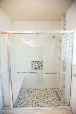 Hair dryer, towels, soap, toilet paper - Beautiful Gated Community Vacation Home, Close to all Tourist Attractions (St. Anne's Bay)