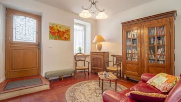 Een open haard en boeken