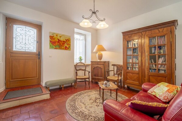 Fireplace, books - THE HOUSE OF REPARTS (Saint-Jean-De-Barrou)