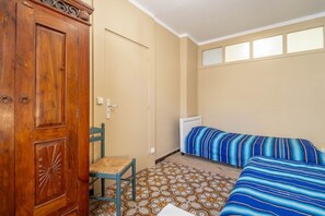 3 chambres, bureau, chambres insonorisées, fer et planche à repasser