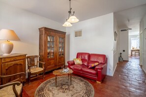 Fireplace, books - THE HOUSE OF REPARTS (Saint-Jean-De-Barrou)