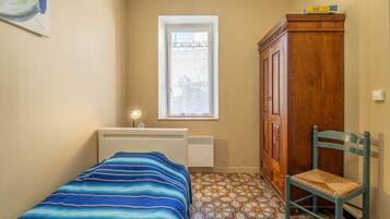 3 bedrooms, desk, soundproofing, iron/ironing board