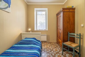 3 chambres, bureau, système d’insonorisation, fer et planche à repasser
