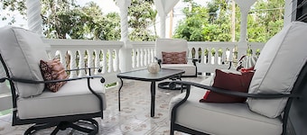 R Casa Unit 3 at Steps Beach: Newly Home with all the bells and whistles