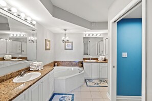 Combined shower/bathtub, towels