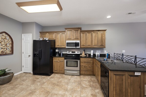 Refrigerador, microondas, horno y parrilla de estufa 