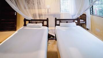 3 habitaciones, caja de seguridad en la habitación y escritorio