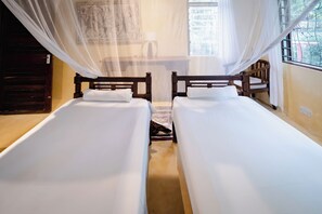 3 chambres, coffres-forts dans les chambres, bureau