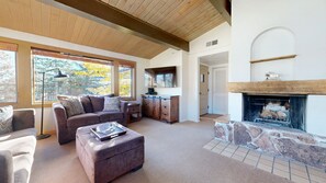 Televisión y chimenea 