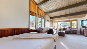 Tabla de planchar con plancha, wifi y ropa de cama 