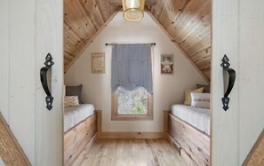 2 bedrooms, iron/ironing board, free WiFi, bed sheets - Sparrow Nest, Hot Tub, 20 min. from downtown Chattanooga! (Chattanooga)