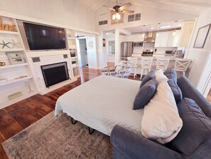 2 bedrooms, iron/ironing board, travel crib, WiFi - Rad’s Cozy Cottage on Canal - Private Heated Pool, Dock & Steps Village & Beach (Siesta Key)