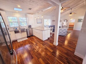 Fridge, microwave, oven, stovetop - Rad’s Cozy Cottage on Canal - Private Heated Pool, Dock & Steps Village & Beach (Siesta Key)