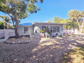 Exterior - Rad’s Cozy Cottage on Canal - Private Heated Pool, Dock & Steps Village & Beach (Siesta Key)