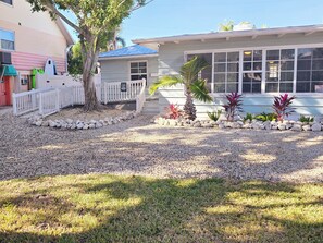 Property grounds - Rad’s Cozy Cottage on Canal - Private Heated Pool, Dock & Steps Village & Beach (Siesta Key)