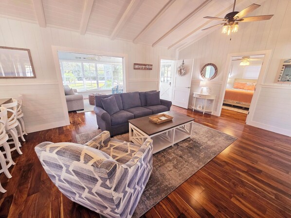 Smart TV, fireplace, books - Rad’s Cozy Cottage on Canal - Private Heated Pool, Dock & Steps Village & Beach (Siesta Key)