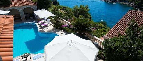 Utendørsbasseng og et oppvarmet basseng