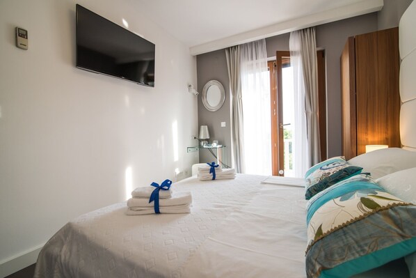 6 bedrooms, desk, iron/ironing board, free WiFi