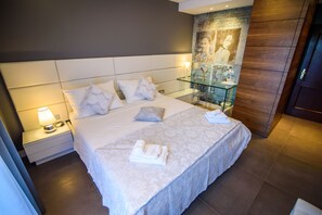 5 habitaciones, escritorio y tabla de planchar con plancha 